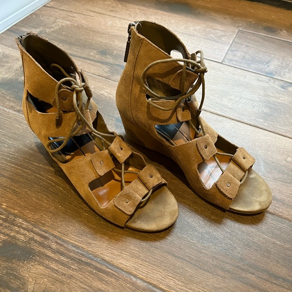 dolce vita lace up booties in excellent used condition. Size 9.5 - Picture 1 of 7